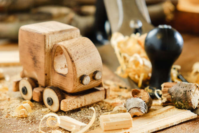 Dlaczego warto zainwestować w drewniane zabawki?