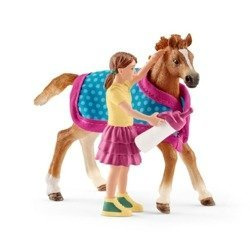 Schleich 42361 - Źrebię z Kocem i Opiekunką